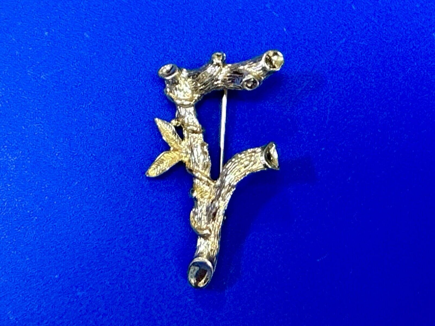BAMBOO TWIG LETTER INITIAL " F " VINTAGE SARAH COVENTRY GOLDTONE BROOCH PIN