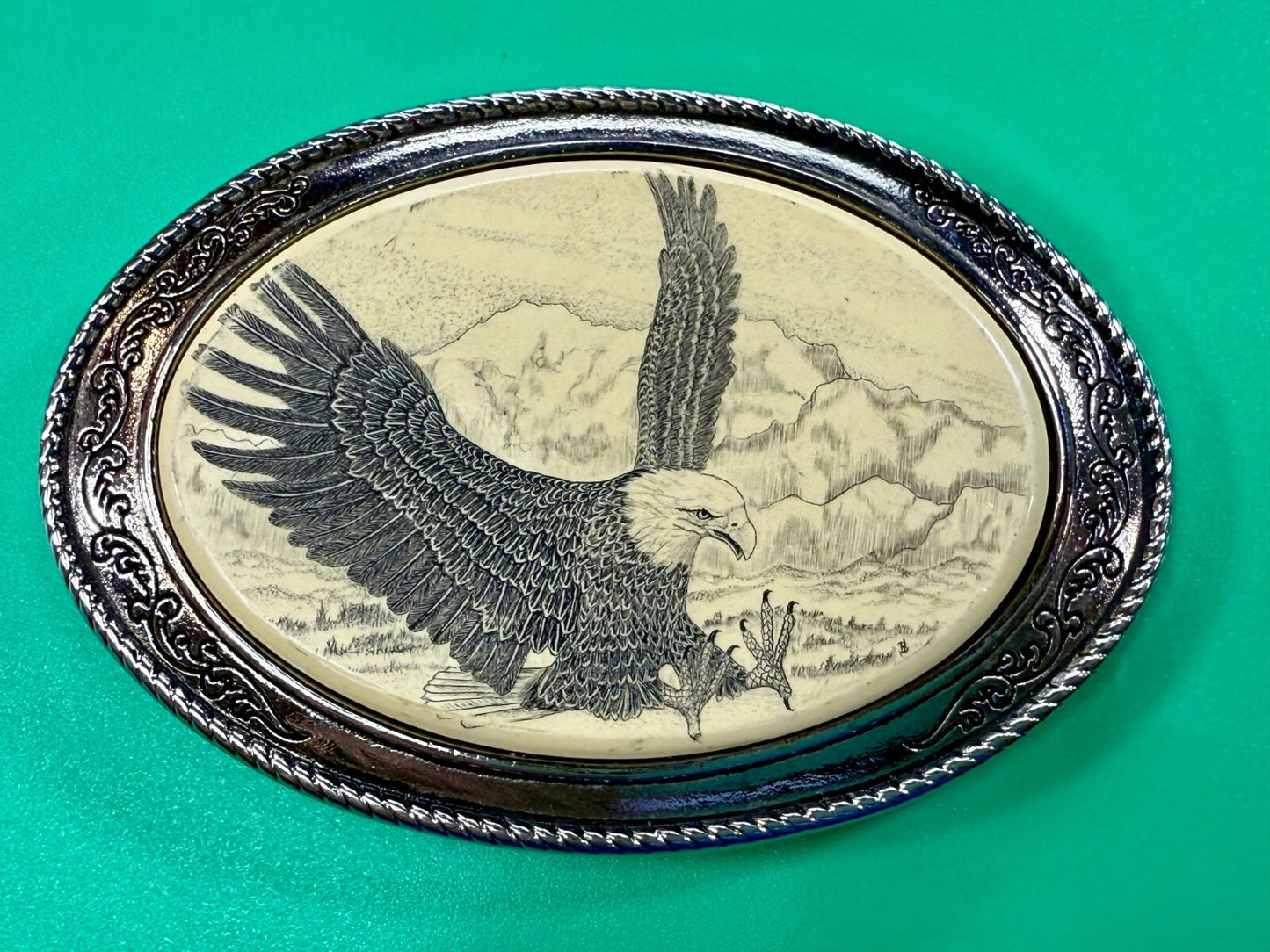 Bald EAGLE Spreading Wings Wildlife Scenery Scrimshaw Style Barlow Belt Buckle