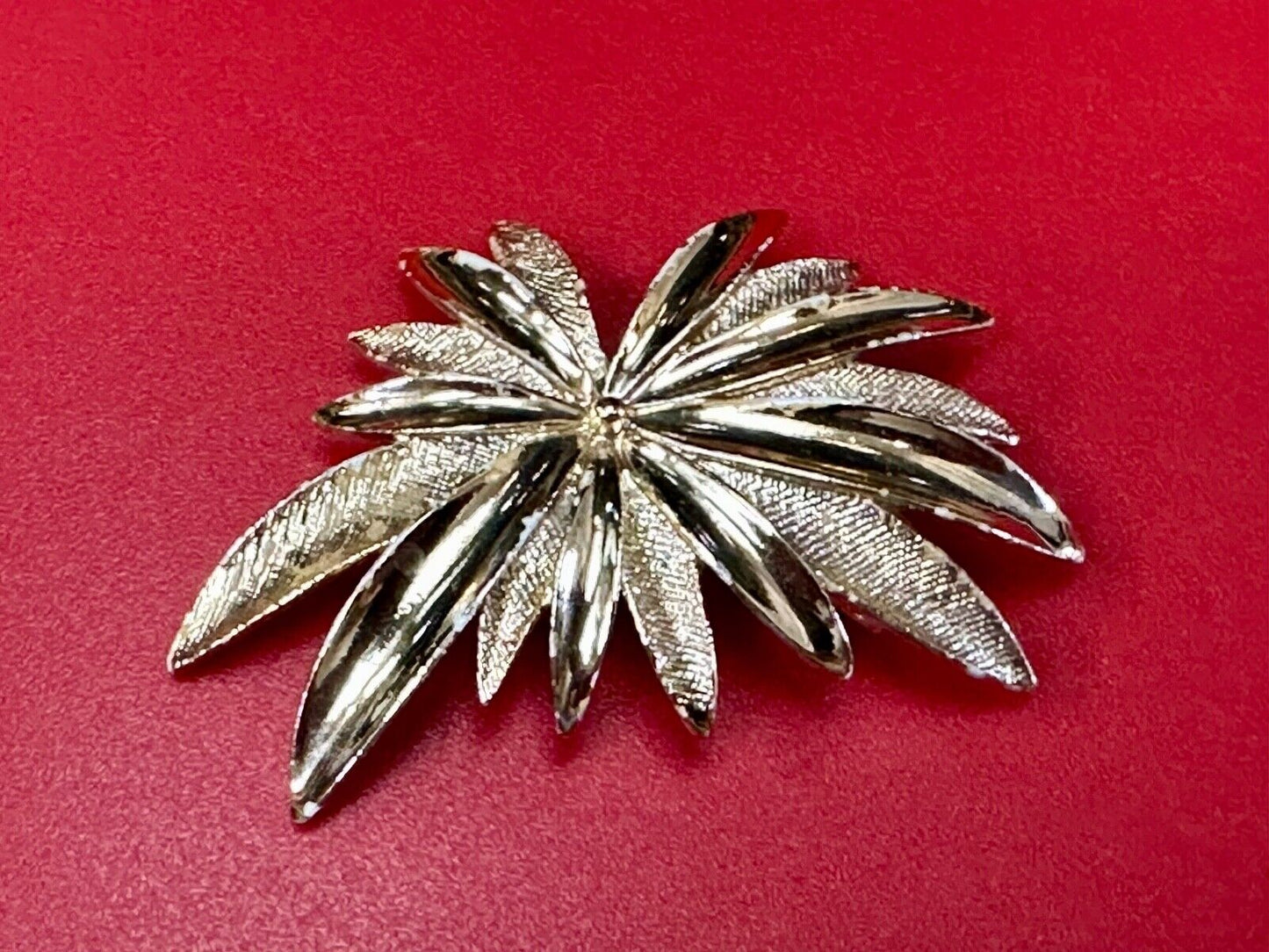 vintage Brushed gold tone starburst floral theme Sarah Coventry brooch pin