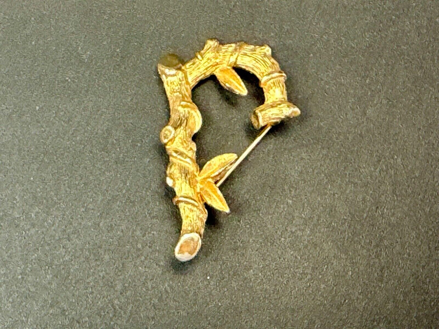 BAMBOO TWIG LETTER INITIAL " R " VINTAGE SARAH COVENTRY GOLDTONE BROOCH PIN