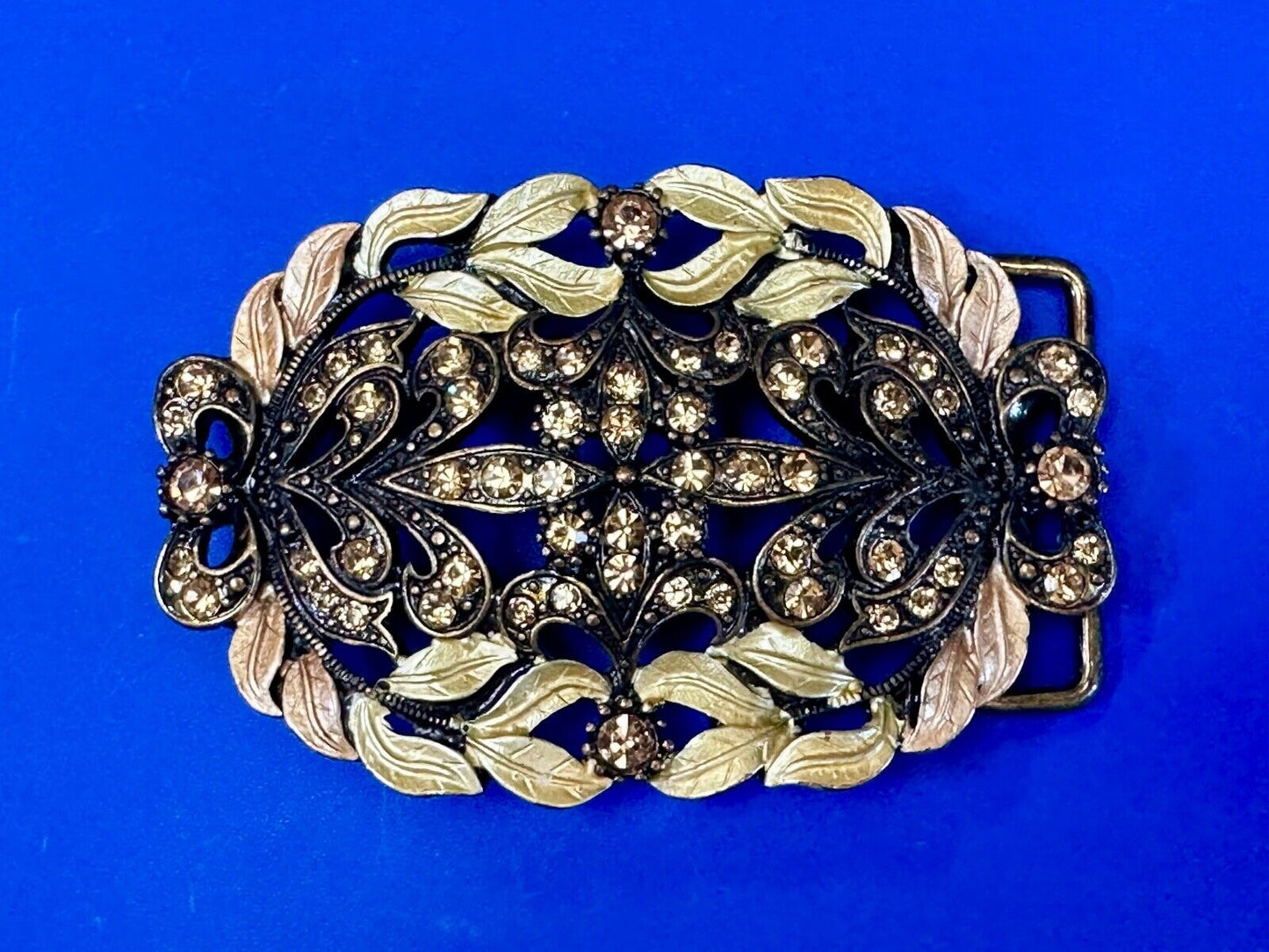 Awesome detail - Vintage see through swirl rhinestone pattern belt buckle