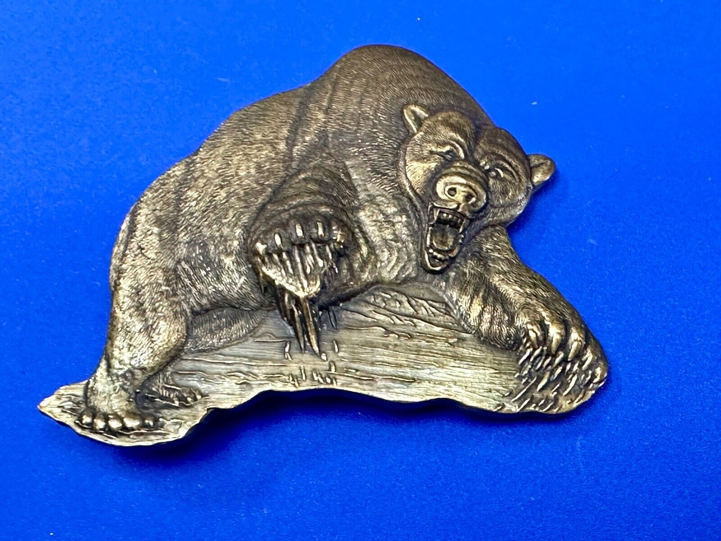 Attacking Grizzly BEAR - Paw reaching out 3D figural belt buckle