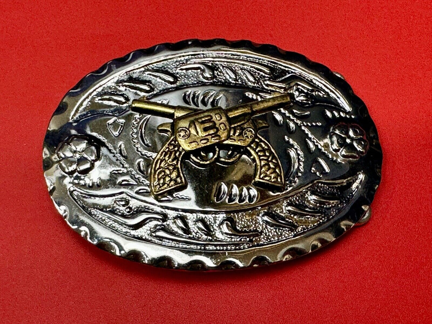 Two western crossed guns revolvers six shooters on two tone belt buckle