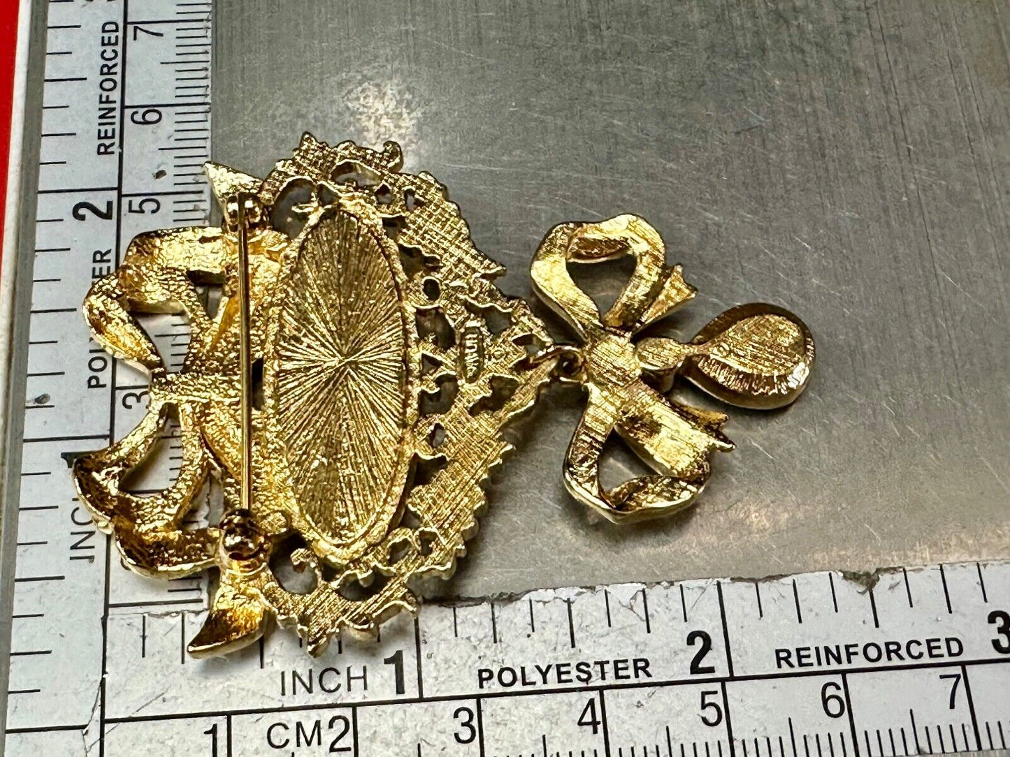 AVON Romantic Style 90s Pearl Color Costume Amethyst Drop Gold Tone Brooch pin