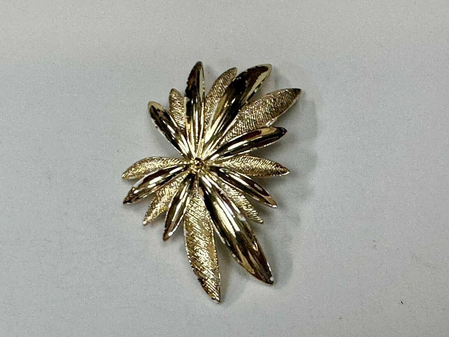 vintage Brushed gold tone starburst floral theme Sarah Coventry brooch pin