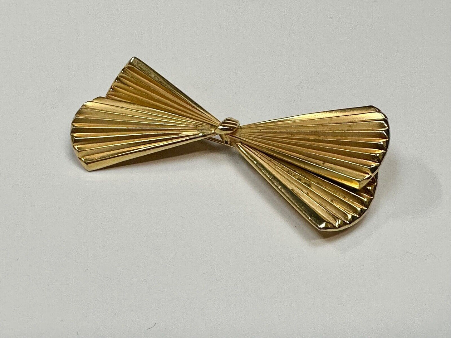 Beautiful gold tone FAN or Bow Tie pattern Giovanni signed Vintage Brooch Pin