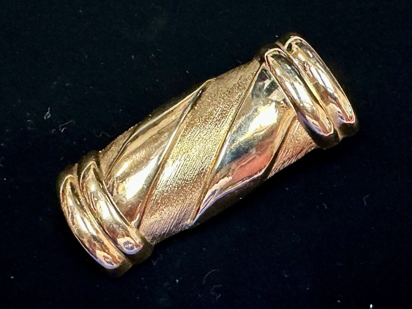 Vintage Apple accessories of NY gold tone tube shape belt buckle