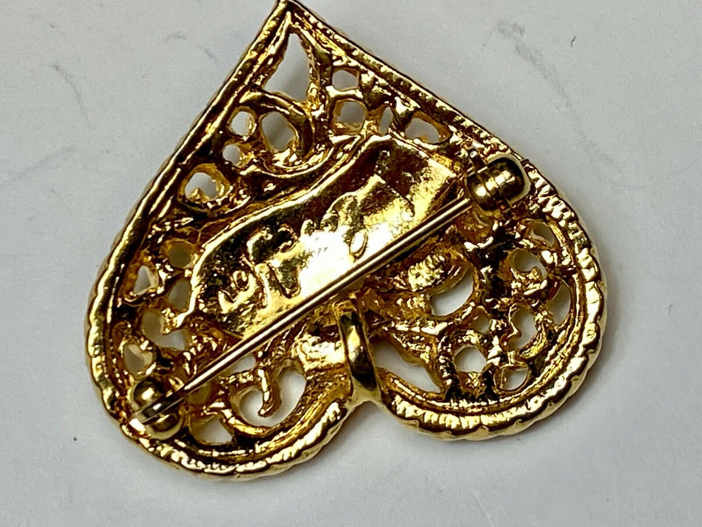Beautiful I Love You heart-shaped see-through gold tone? 1" pin brooch