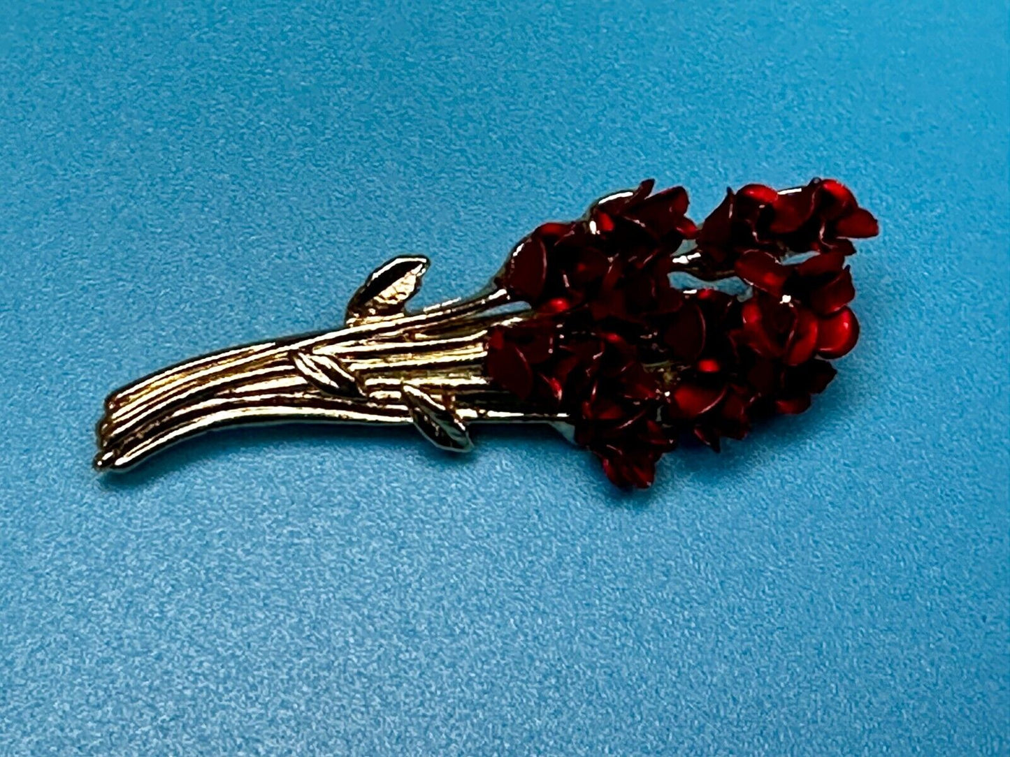Beautiful Dozen of Red Roses Bouquet Gold Tone Brooch Pin Marked Signed DM 97