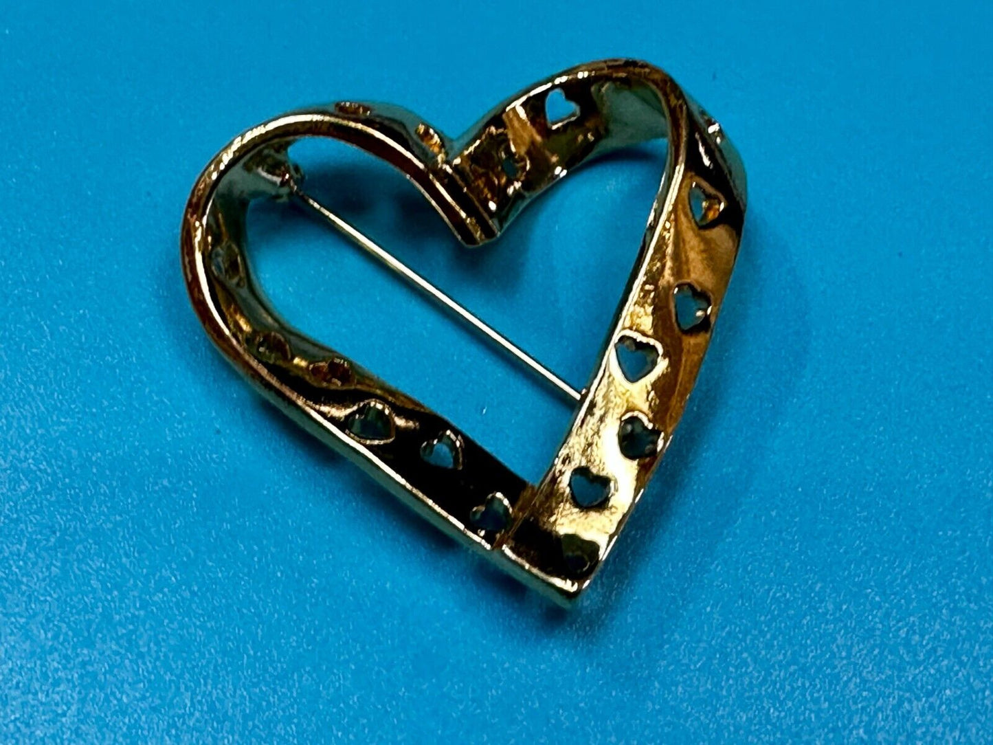 True Hearts Valentine Days Open Cutout Gold Tone Vintage Brooch Pin Signed Avon