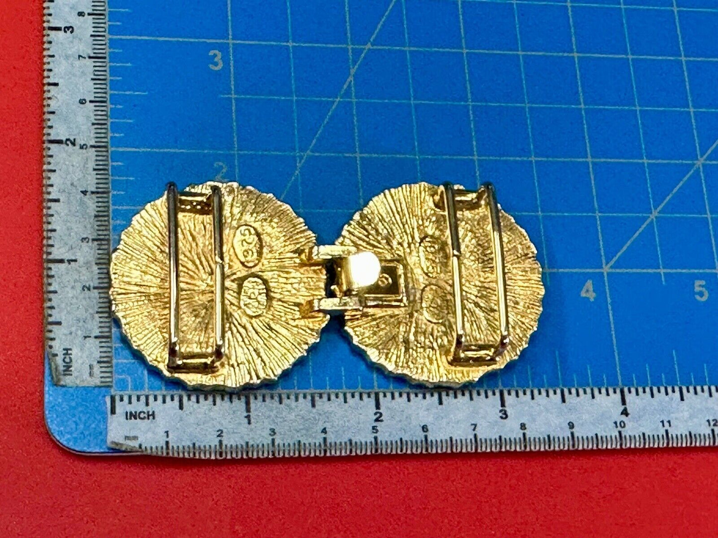 Asian / Oriental Round gold tone Two-piece interlocking Mimi Di N belt buckle