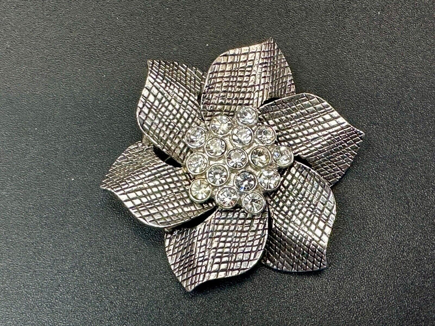 Adorable Figural BOW Premere Designs PD signed vintage brooch pin
