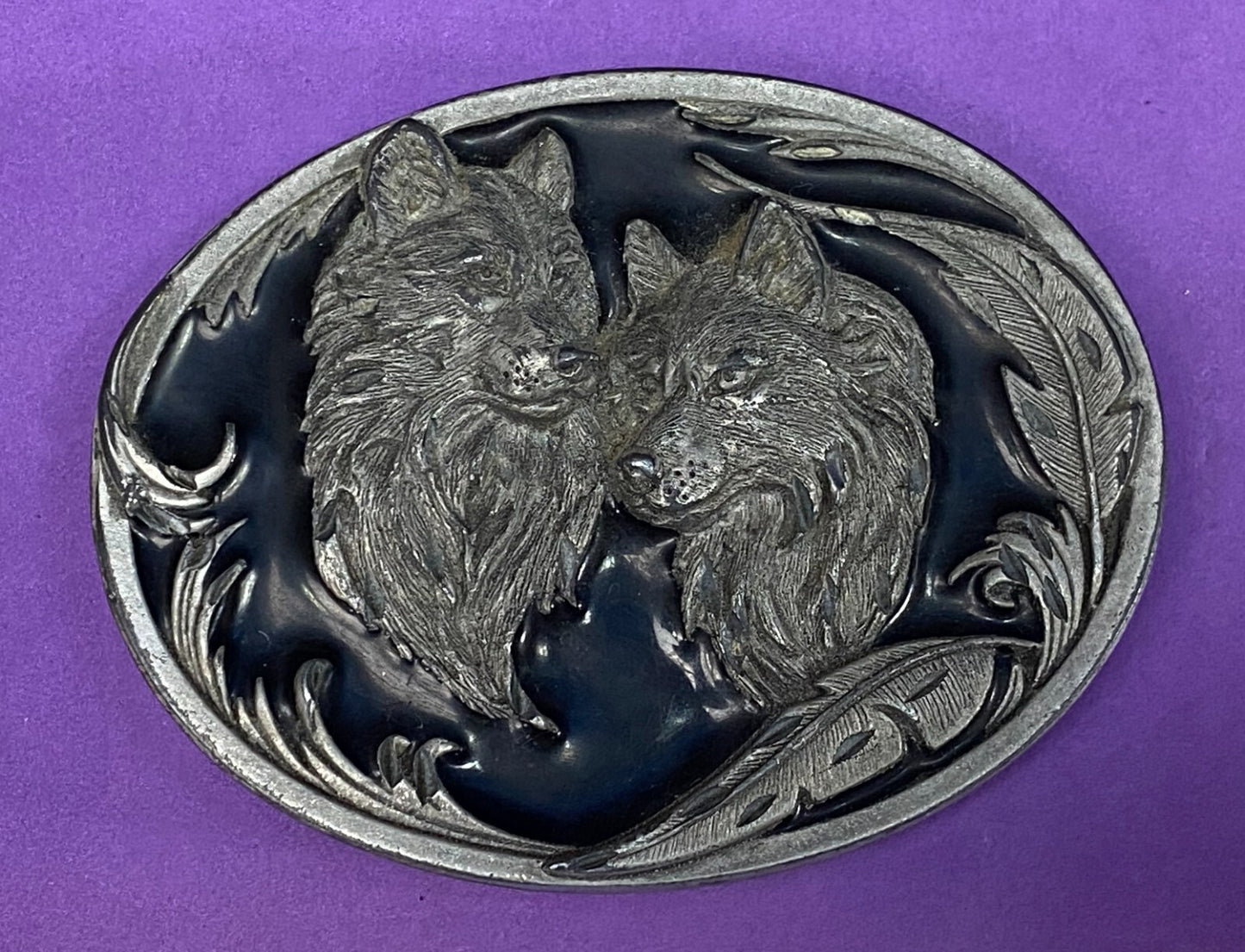 Two Wolves Native American Indian Feathers Vintage 1997 Siskiyou Belt Buckle O-3