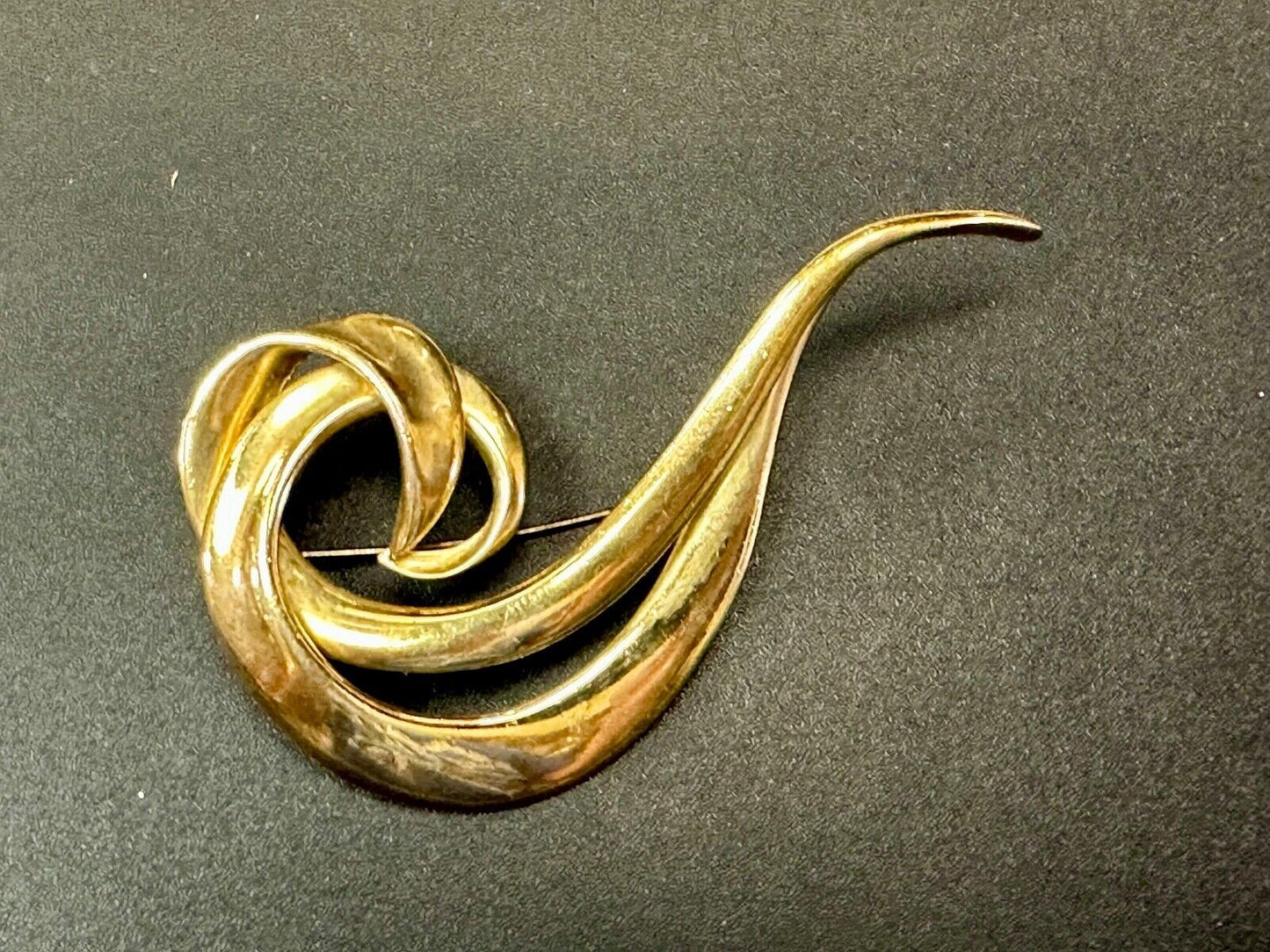 Avon signed gold tone abstract swirl check mark vintage brooch pin