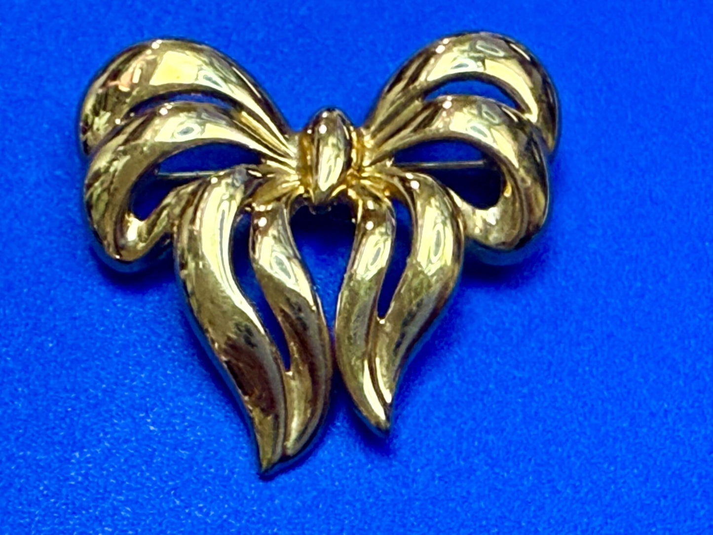 Beautiful Ribbon Bow Shaped Vintage Gold Tone Brooch Pin Signed Napier