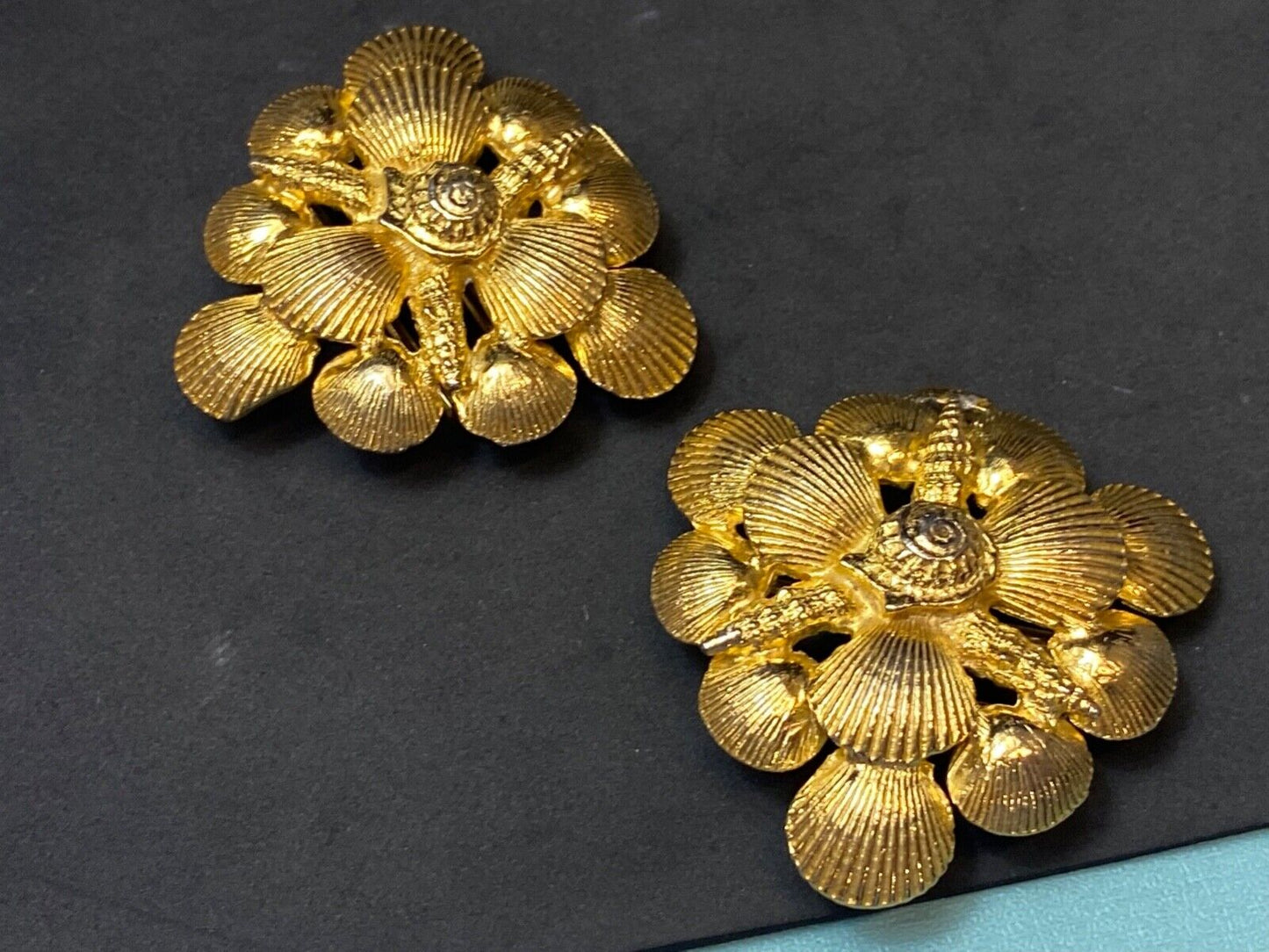 Beautiful 1973 MIMI di N Multiple Clam Shells Two piece Interlocking belt buckle