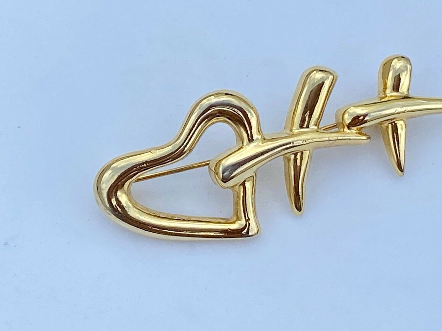 Vintage Aai Singed Gold Tone Heart Rhinestone Cut Out Kisses Brooch