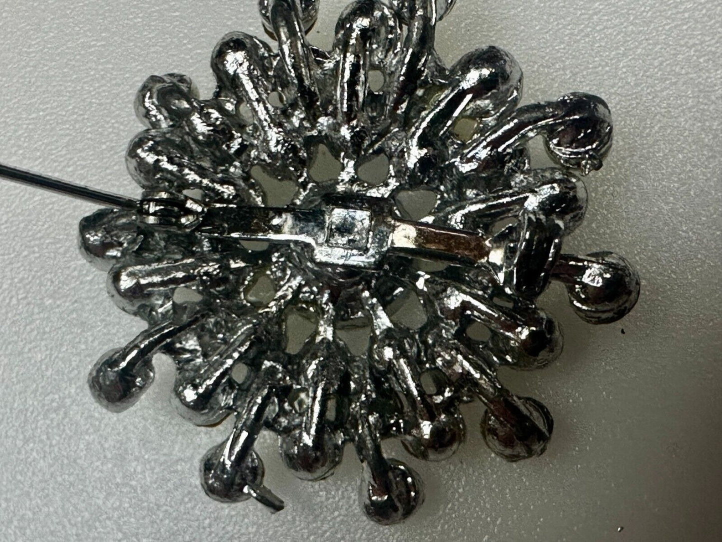 Beautiful Round Flower Shaped Rhinestone Cluster Silver Tone Brooch Pin