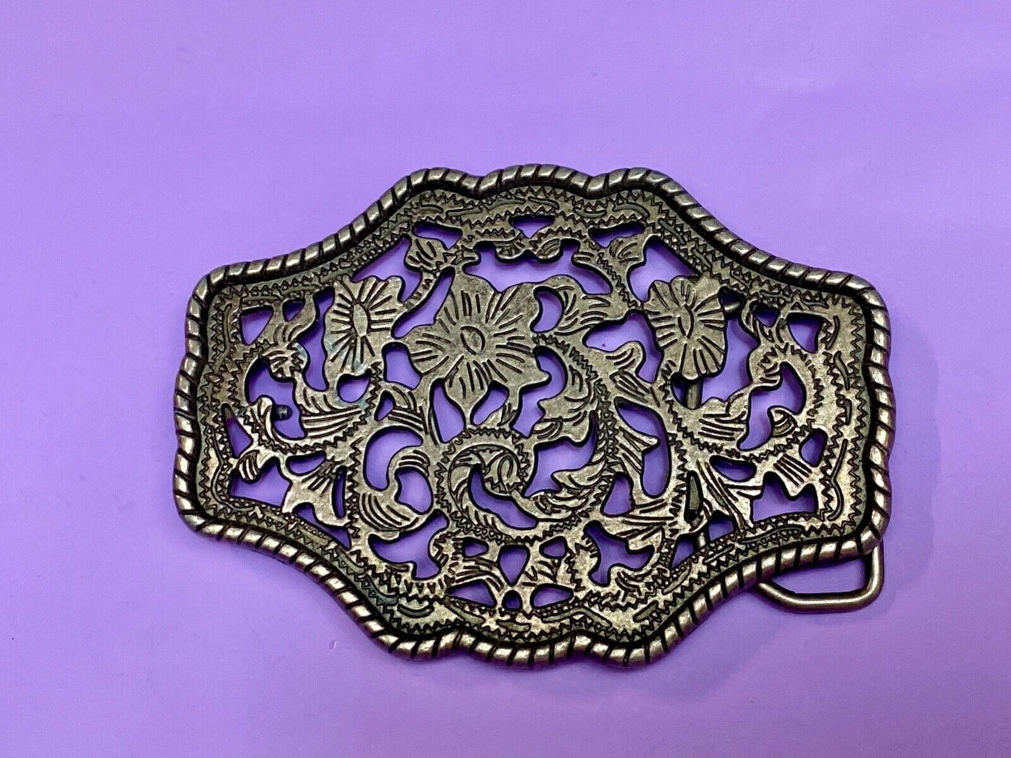 Beautiful Silver Tone see though flower pattern western belt buckle rope boarder