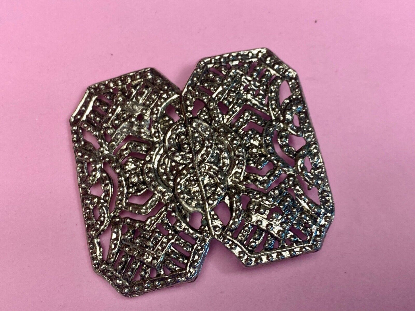 Beautiful A pique silver color - or real non magnetic - see though belt buckle