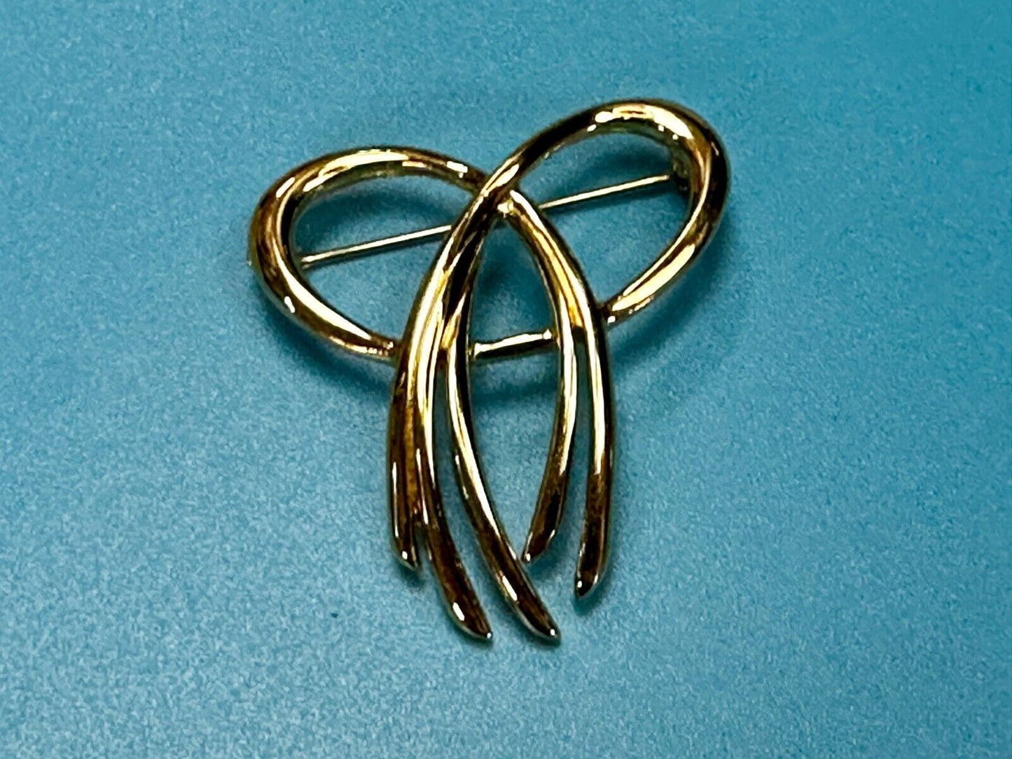 Beautiful Ribbon Looped Bow Gold Tone Vintage Brooch Pin Signed by Trifari