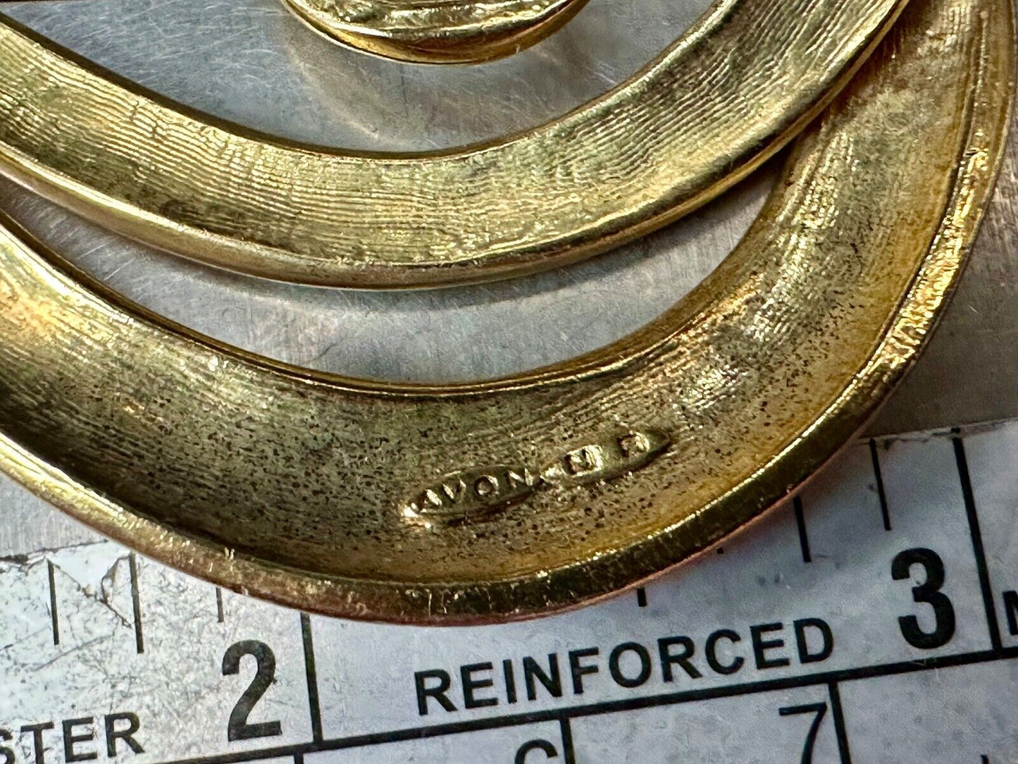 Avon signed gold tone abstract swirl check mark vintage brooch pin