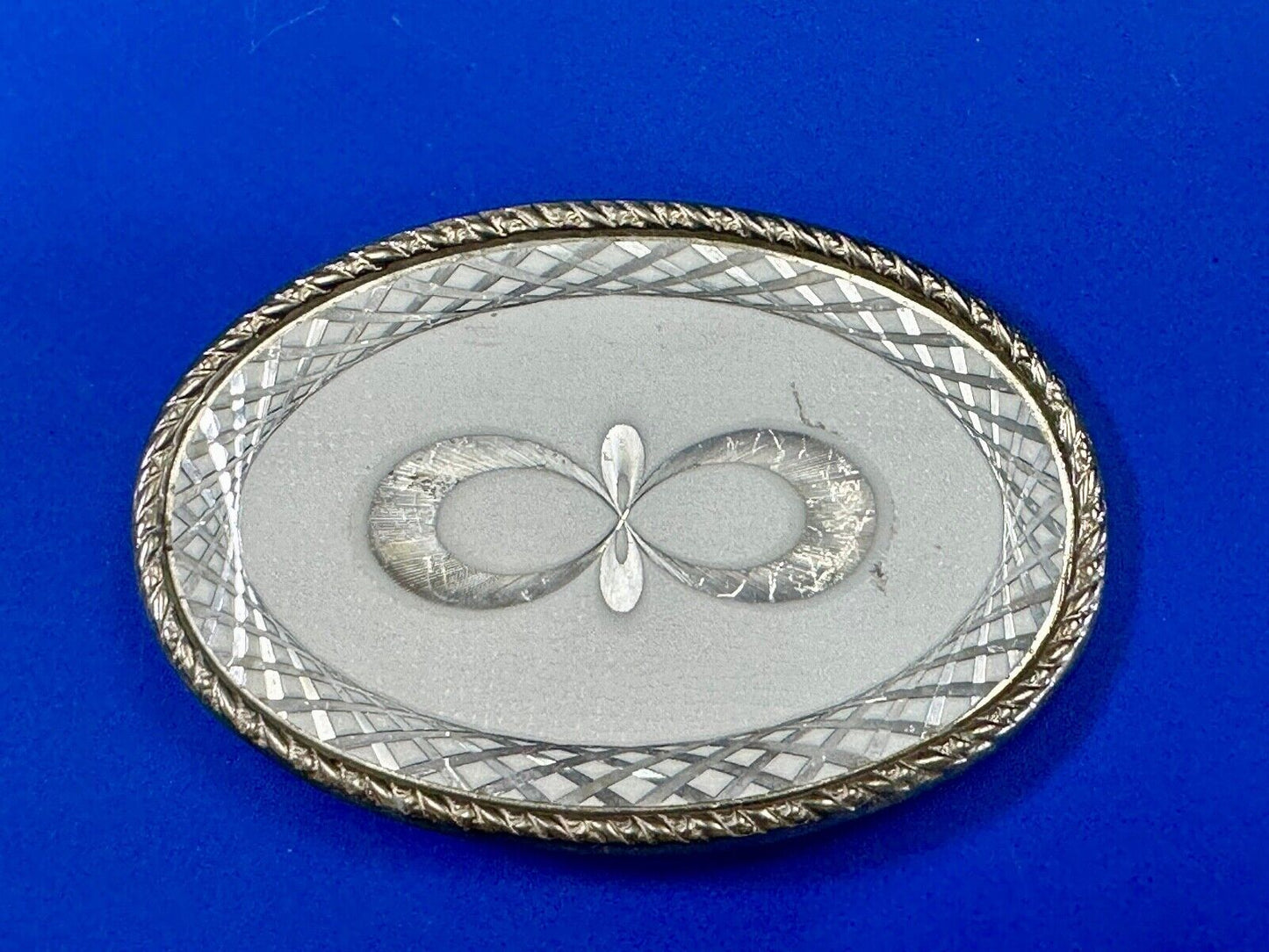 Vintage etched figure 8 pattern oval silver tone belt buckle