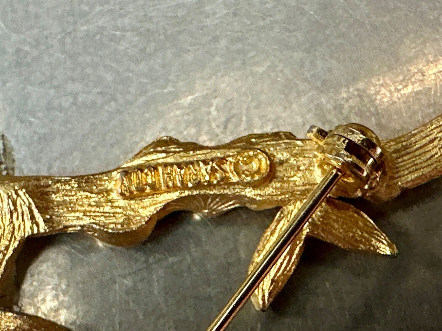 BAMBOO TWIG LETTER INITIAL " R " VINTAGE SARAH COVENTRY GOLDTONE BROOCH PIN