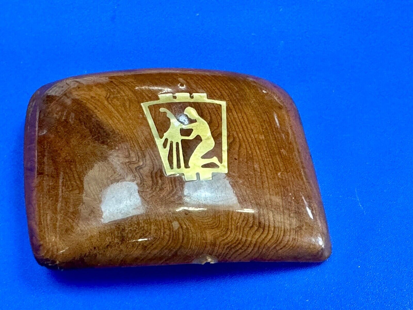 Artisan wooden glossy wood belt buckle with gold color artist scene?