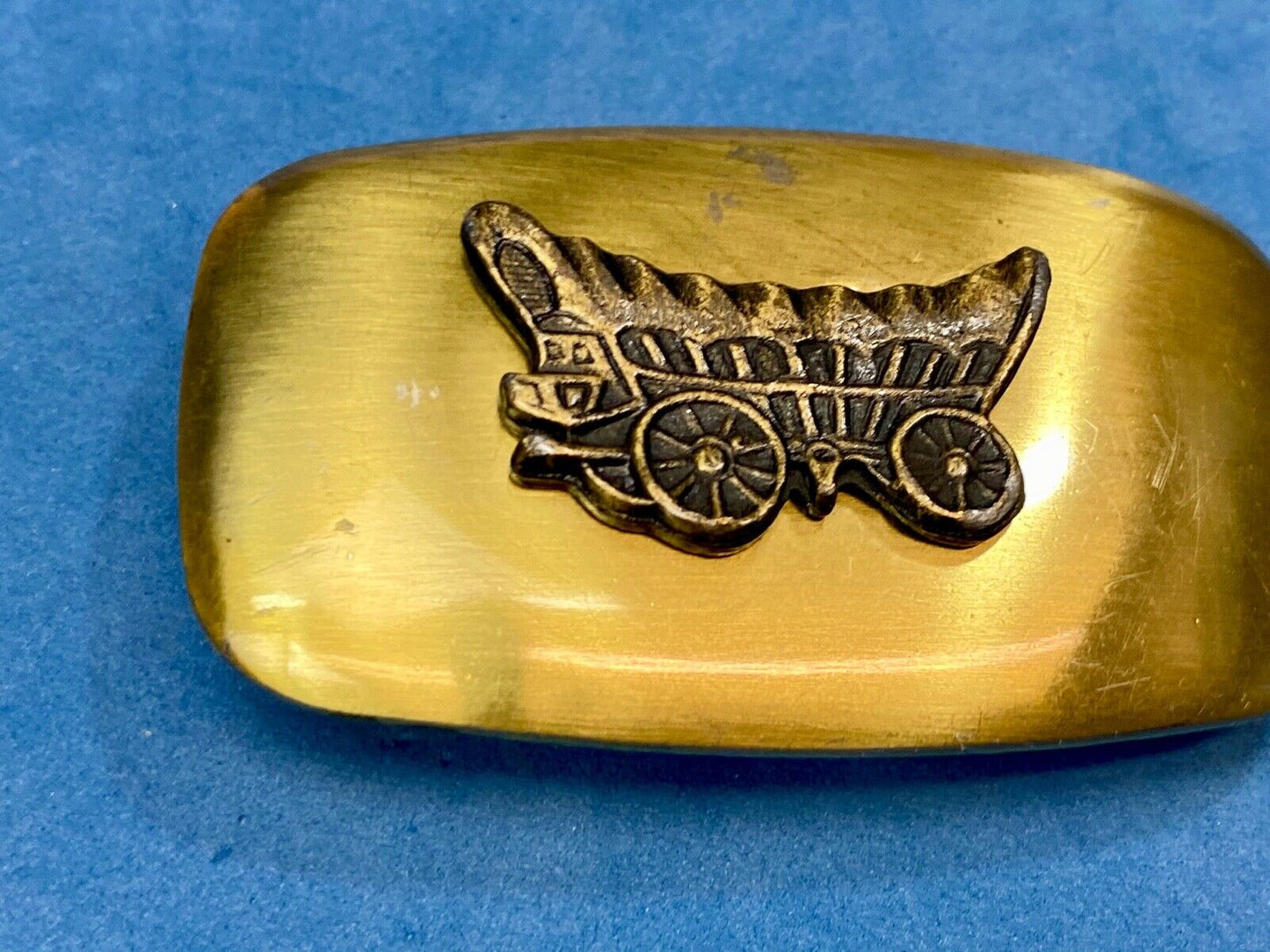 Vintage horse drawncovered wagon moving out west cowboy belt buckle