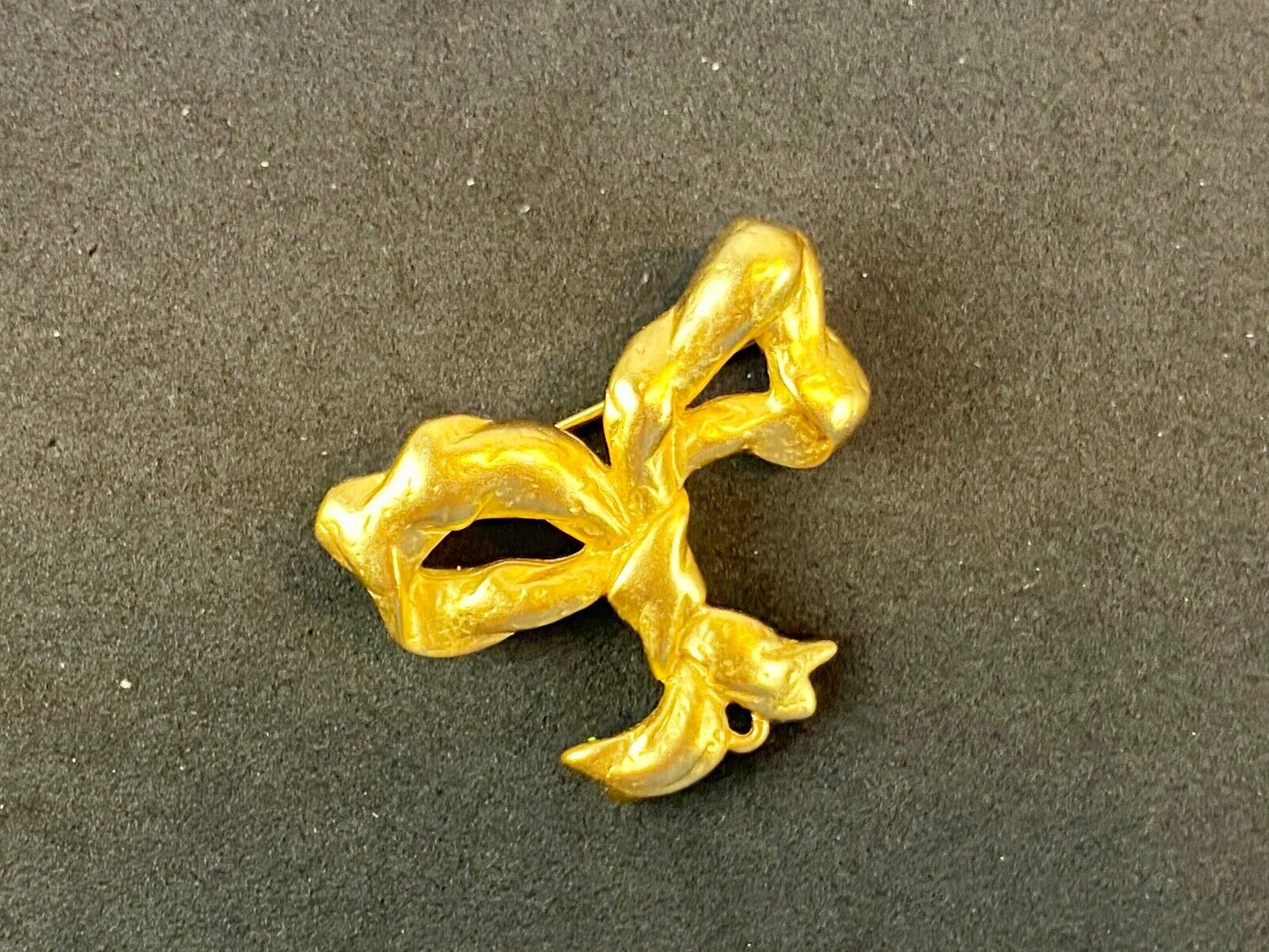 Beautiful LC Signed Brooch Pin Gold tone bow -. Amazing detail! Liz Claiborne