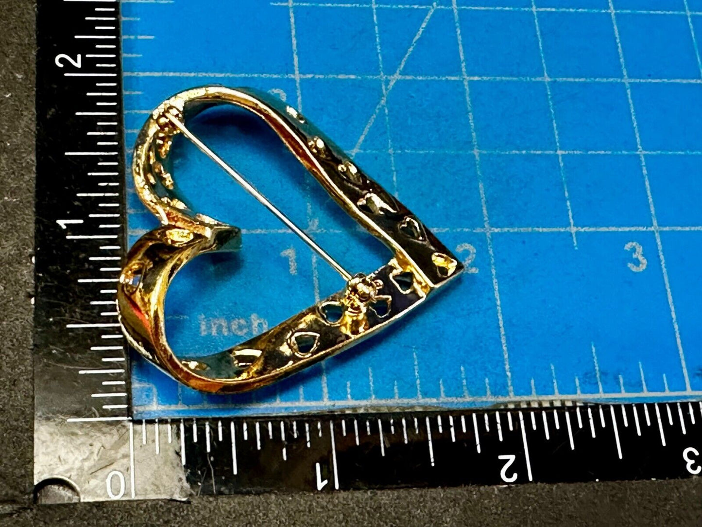 True Hearts Valentine Days Open Cutout Gold Tone Vintage Brooch Pin Signed Avon