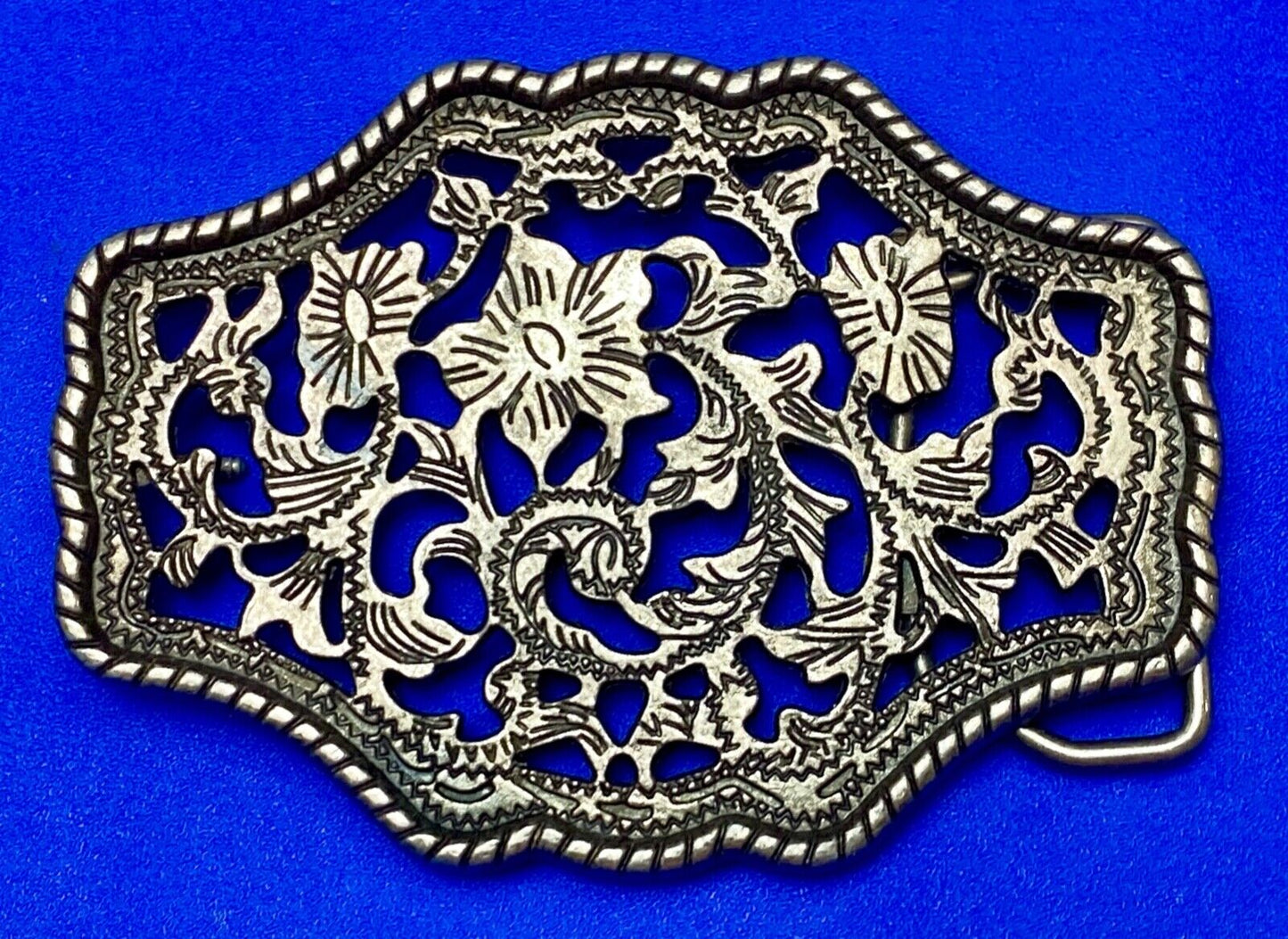 Beautiful Silver Tone see though flower pattern western belt buckle rope boarder