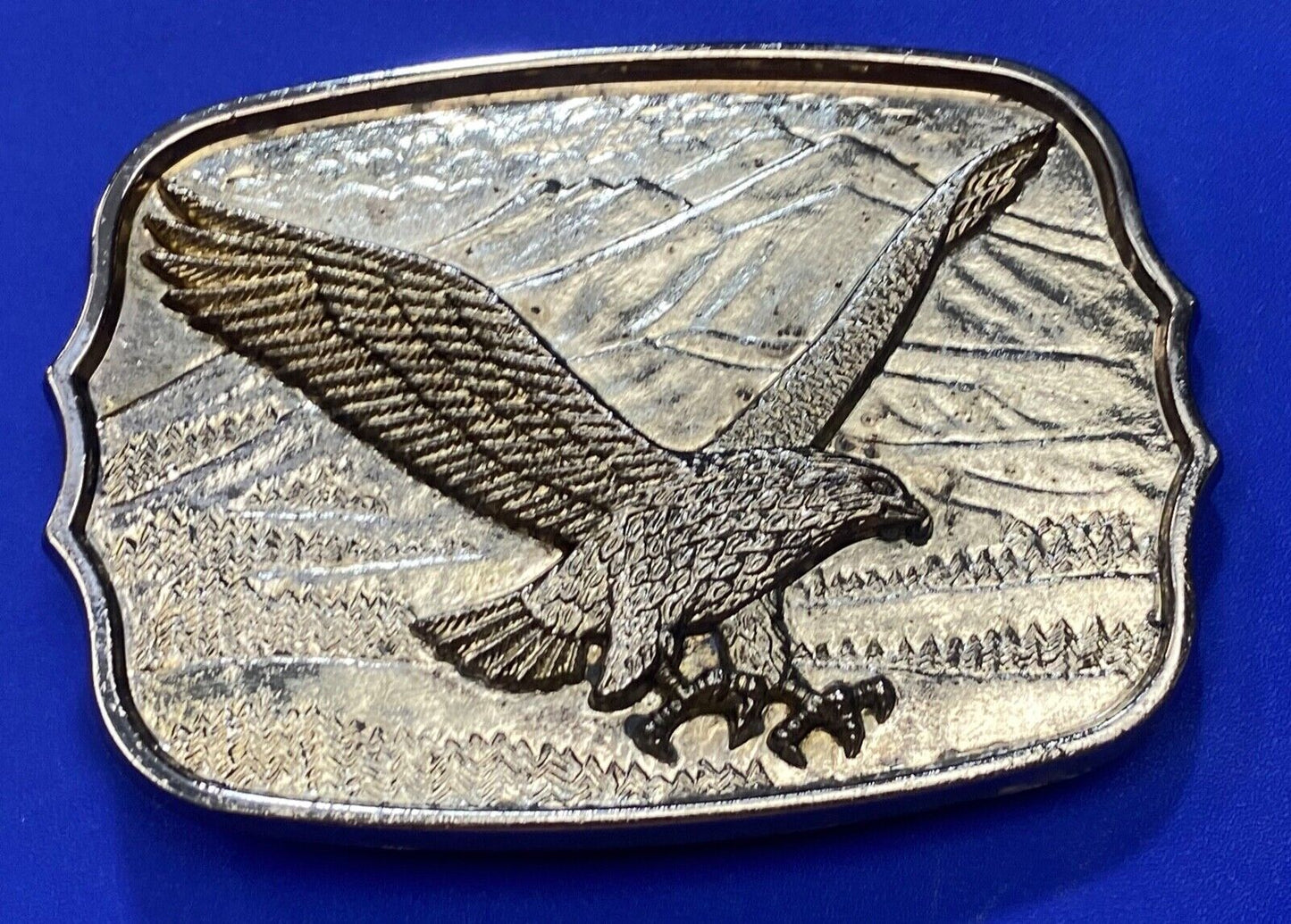 Vintage AMERICAN EAGLE Majestically hunting flying over mountains belt buckle