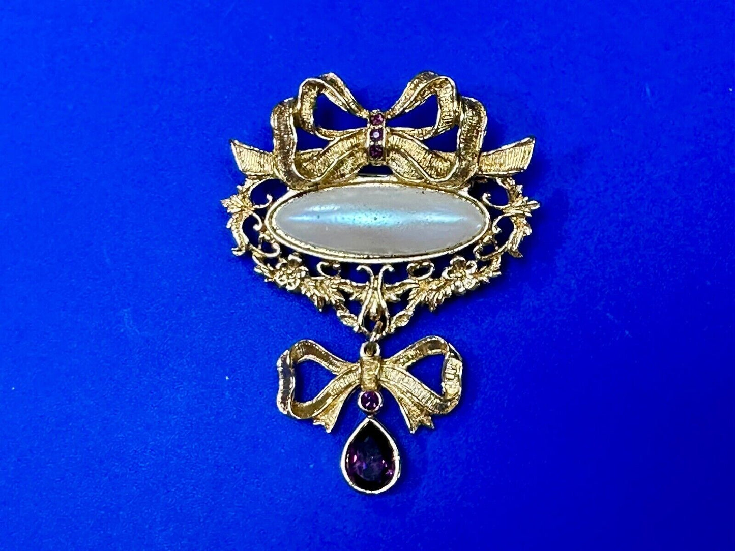 AVON Romantic Style 90s Pearl Color Costume Amethyst Drop Gold Tone Brooch pin