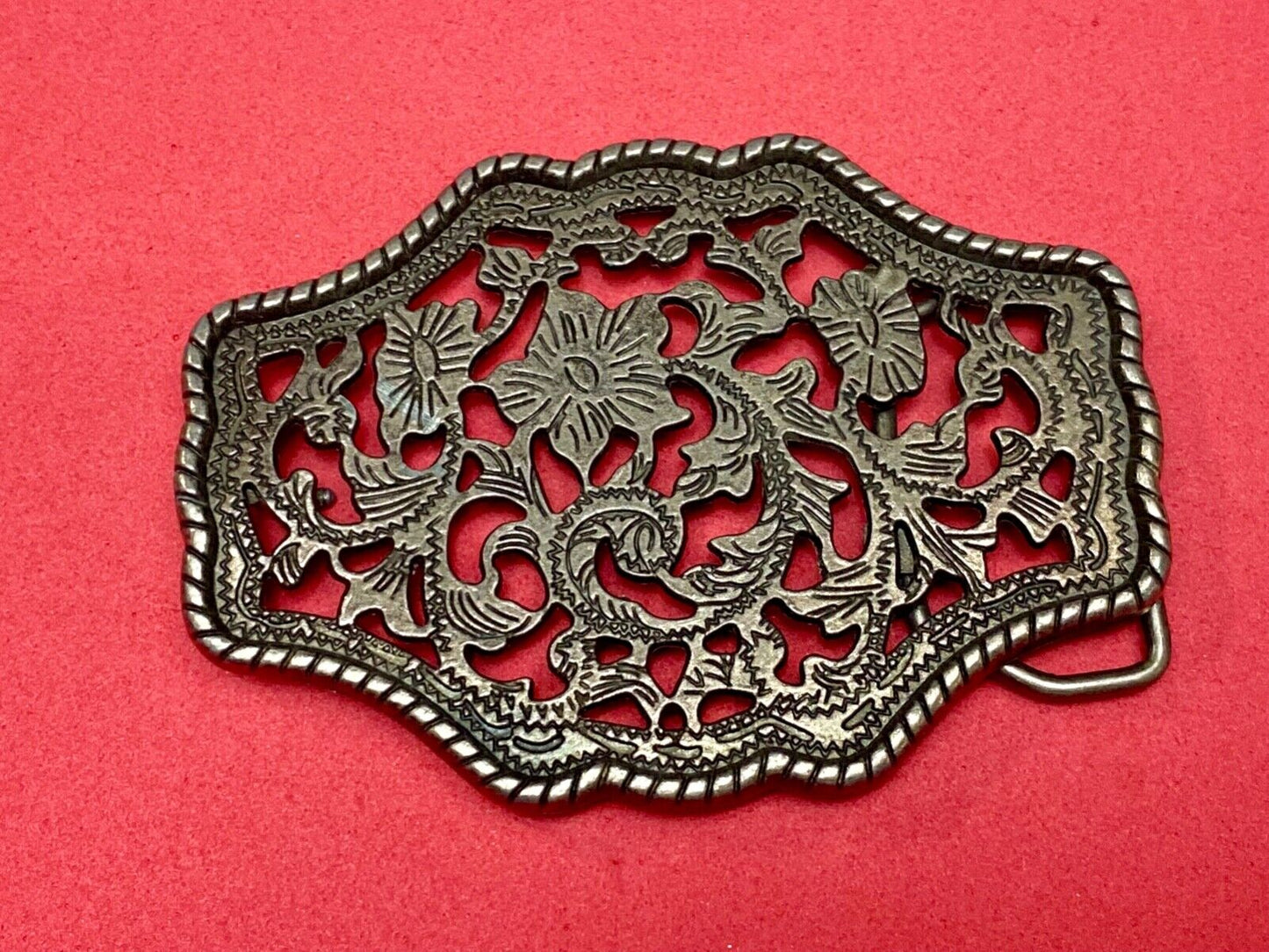 Beautiful Silver Tone see though flower pattern western belt buckle rope boarder