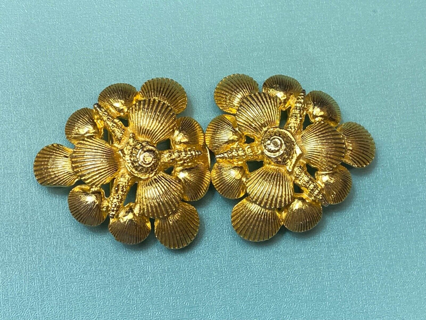 Beautiful 1973 MIMI di N Multiple Clam Shells Two piece Interlocking belt buckle