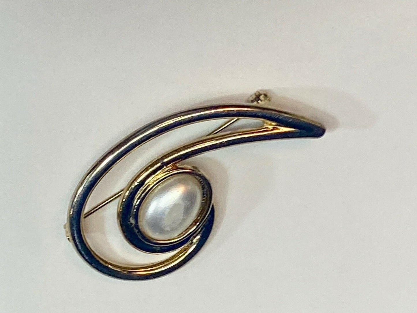 Vintage Abstract Brooch Pin Gold Tone Swirl Swoosh Faux Pearl Center Stone