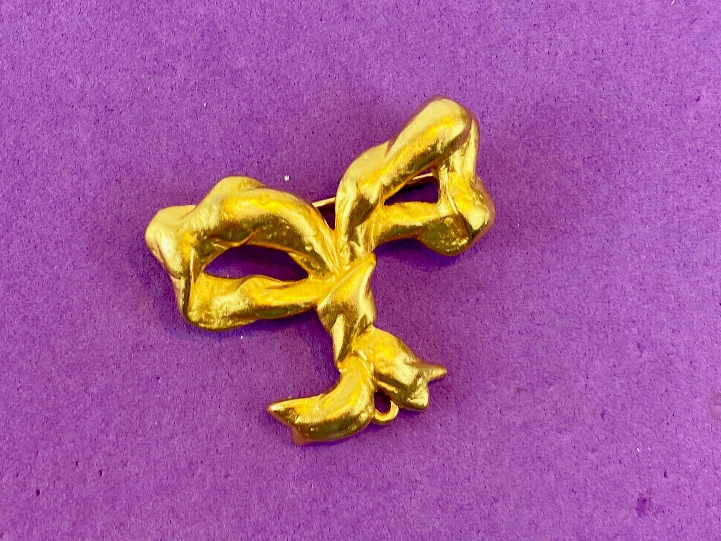 Beautiful LC Signed Brooch Pin Gold tone bow -. Amazing detail! Liz Claiborne