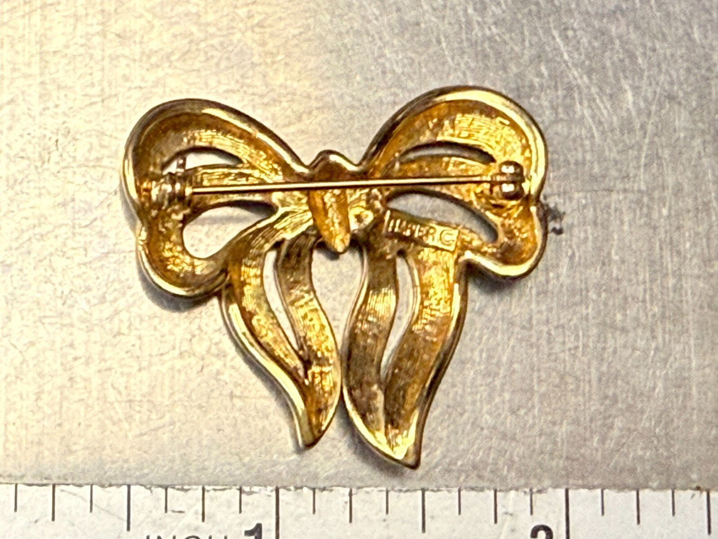 Beautiful Ribbon Bow Shaped Vintage Gold Tone Brooch Pin Signed Napier