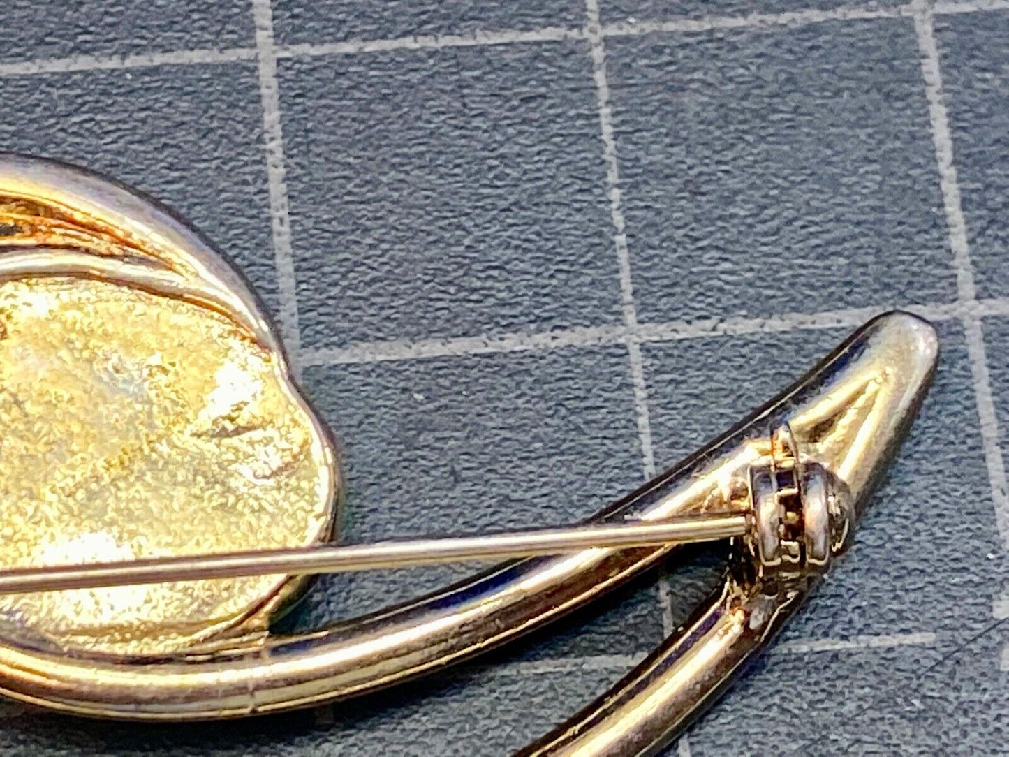 Vintage Abstract Brooch Pin Gold Tone Swirl Swoosh Faux Pearl Center Stone