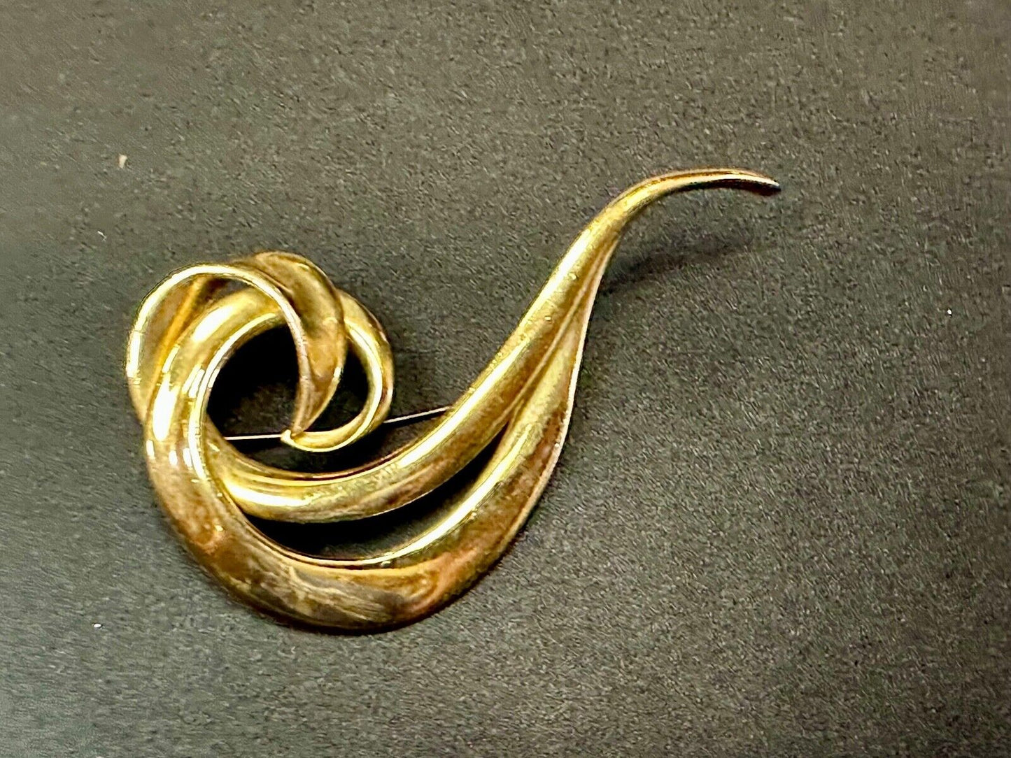 Avon signed gold tone abstract swirl check mark vintage brooch pin