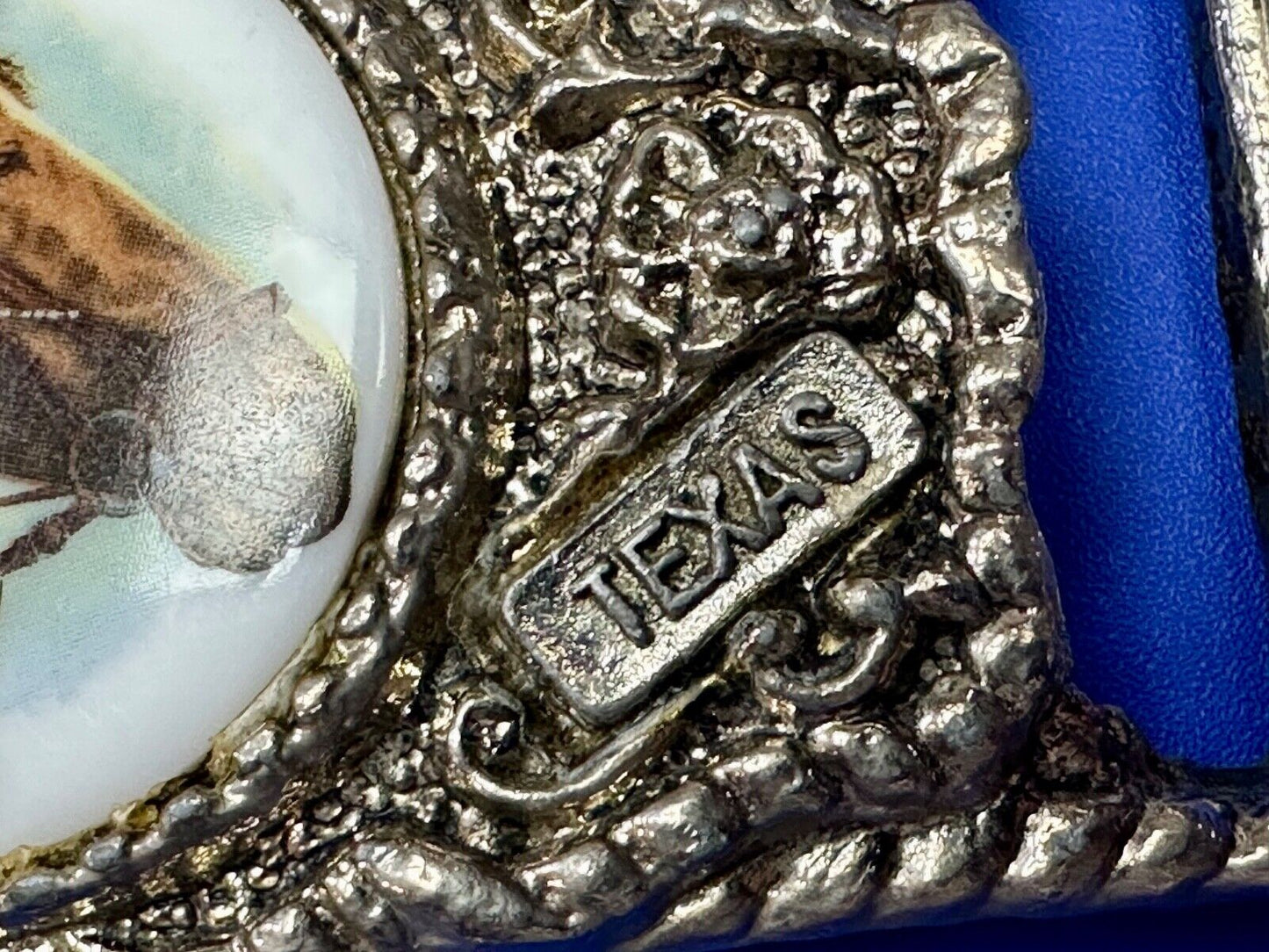 2 horses picture as centerpiece in TEXAS marked silver tone chunky belt buckle