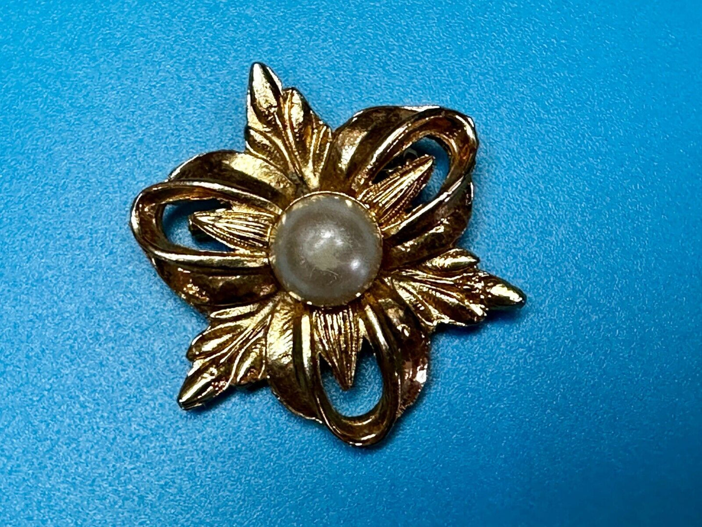 Beautiful Flower W/ Faux? Pearl Center Openwork Gold Tone Brooch Pin Marked 1100