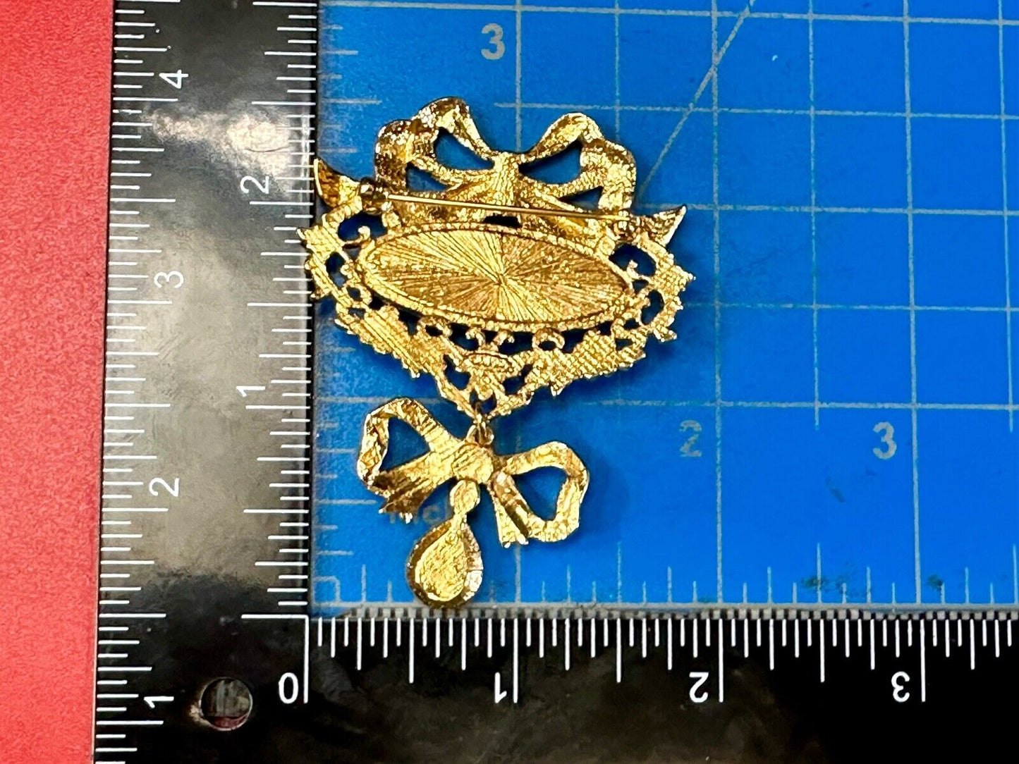 AVON Romantic Style 90s Pearl Color Costume Amethyst Drop Gold Tone Brooch pin