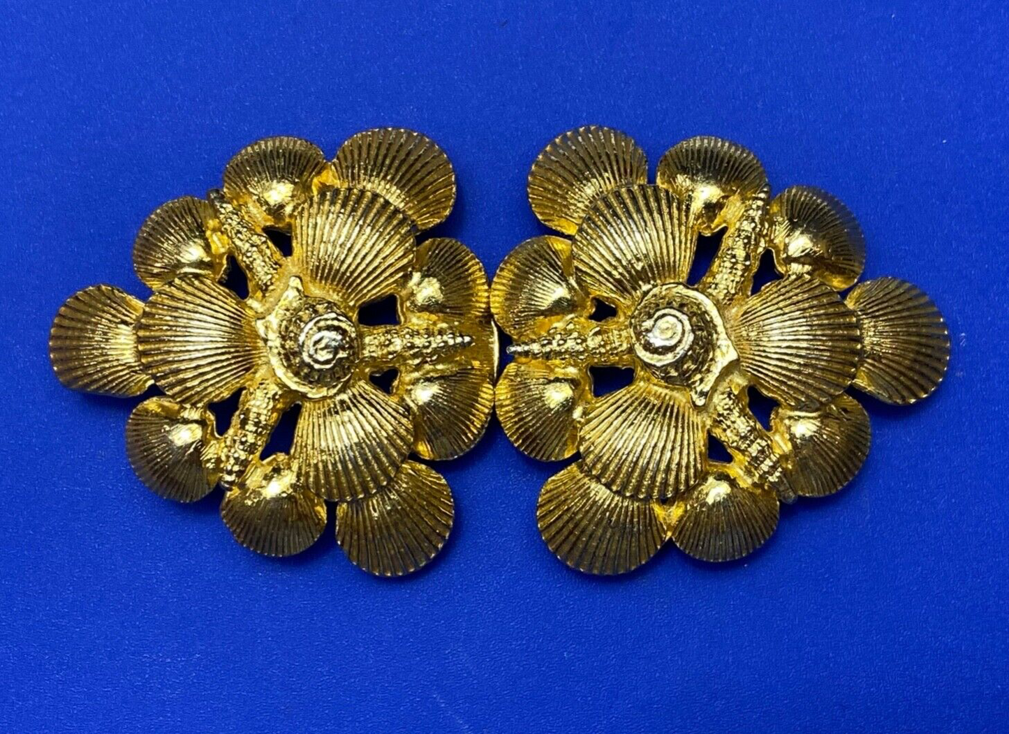 Beautiful 1973 MIMI di N Multiple Clam Shells Two piece Interlocking belt buckle