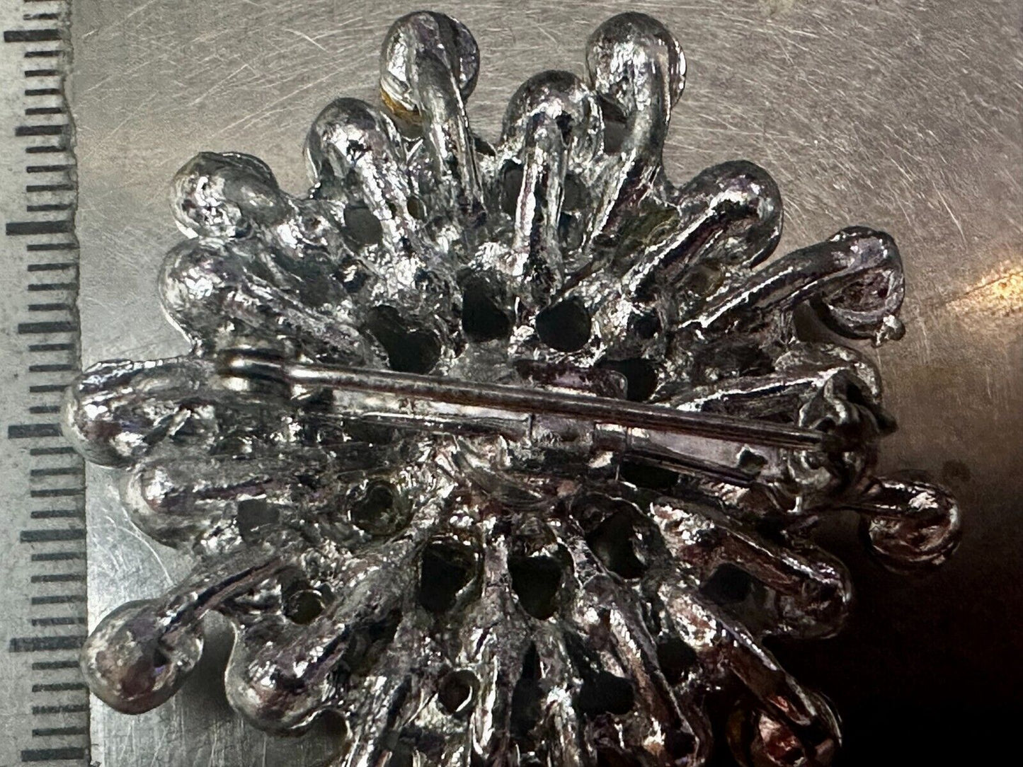 Beautiful Round Flower Shaped Rhinestone Cluster Silver Tone Brooch Pin