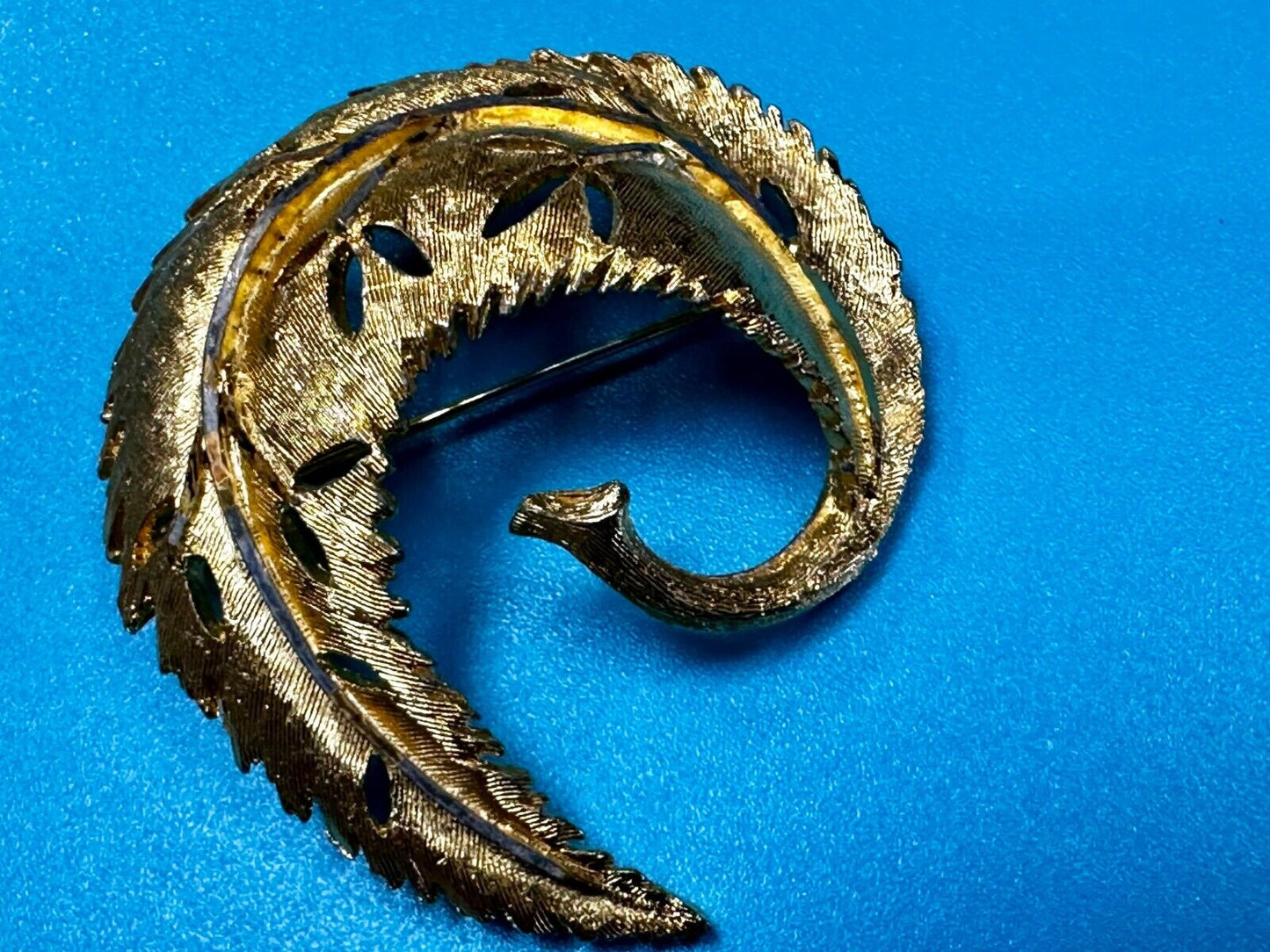 Swirl Curved Leaf Feather Design Gold Tone Vintage Brooch Pin Signed BSK