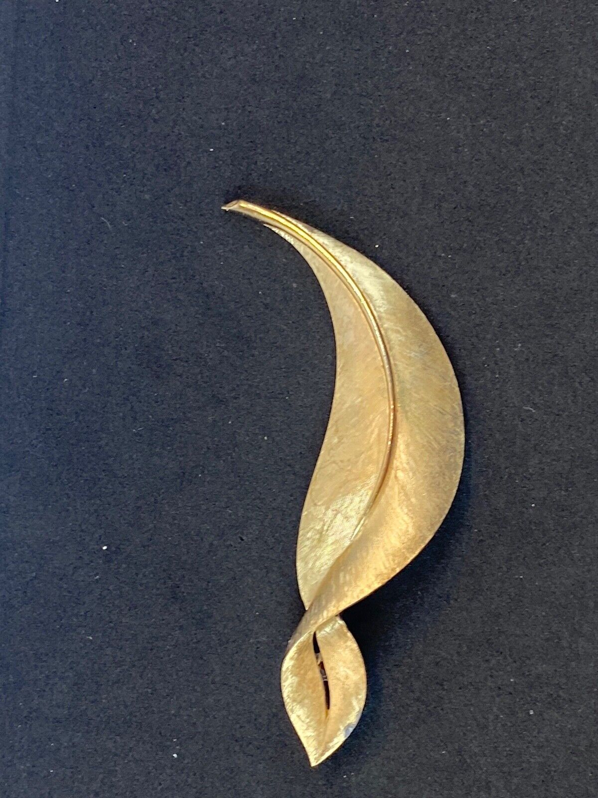 3.5 " CROWN TRIFARI signed gold tone leaf pin brooch