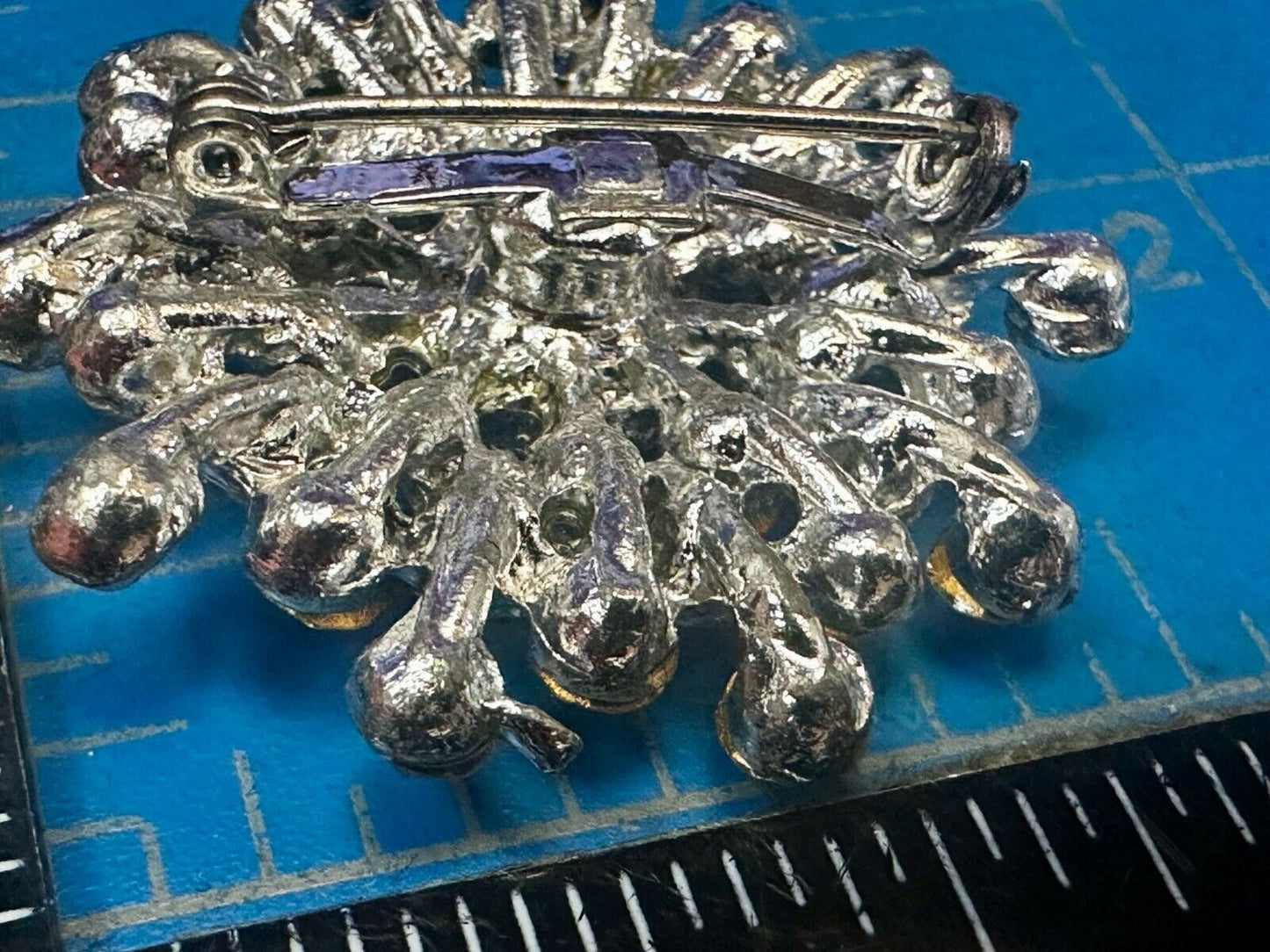 Beautiful Round Flower Shaped Rhinestone Cluster Silver Tone Brooch Pin